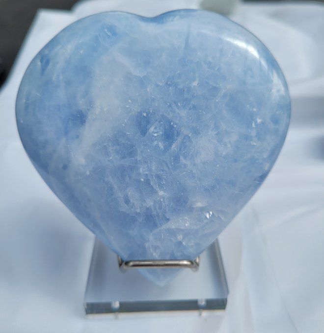 Coeur Calcédoine ou Calcite bleue 319 grammes Largeur 95mm