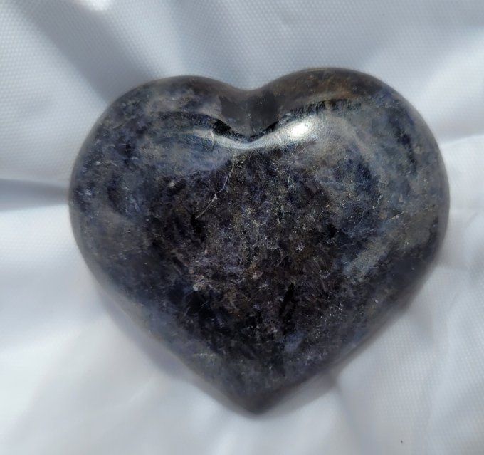 Coeur en Cordierite ou Iolite 171 grammes Largeur 70mm