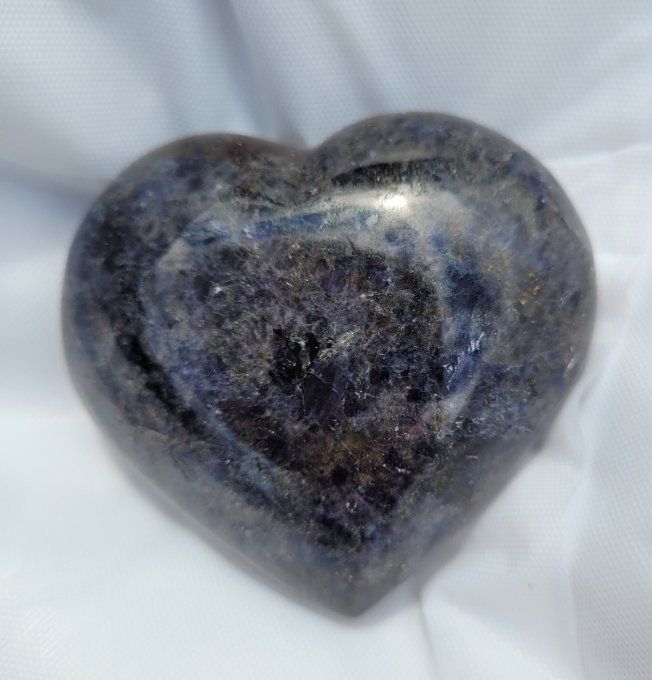 Coeur en Cordierite ou Iolite 171 grammes Largeur 70mm
