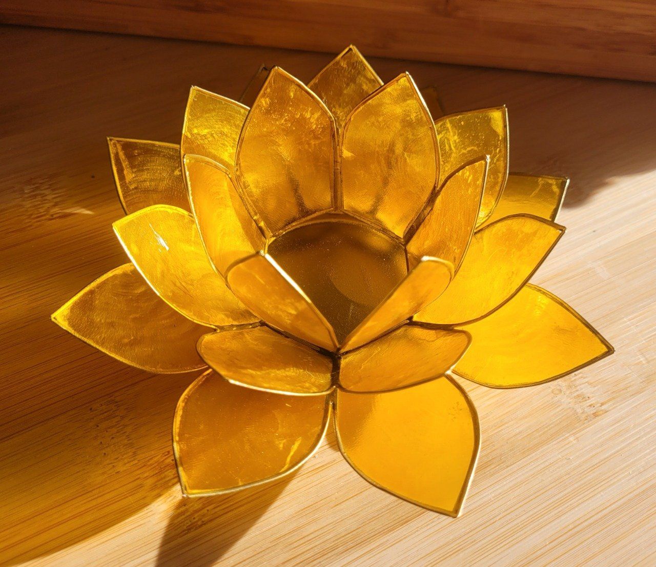 Bougeoir lotus en coquillage jaune 3eme chakra: plexus solaire