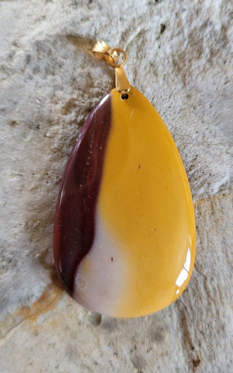 Pendentif en Mookaite avec Bélière dorée en acier inoxydable