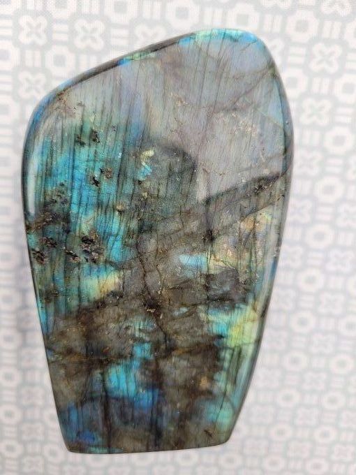 Labradorite forme libre 747 grammes (cliquez sur la photo pour la voir en vidéo )